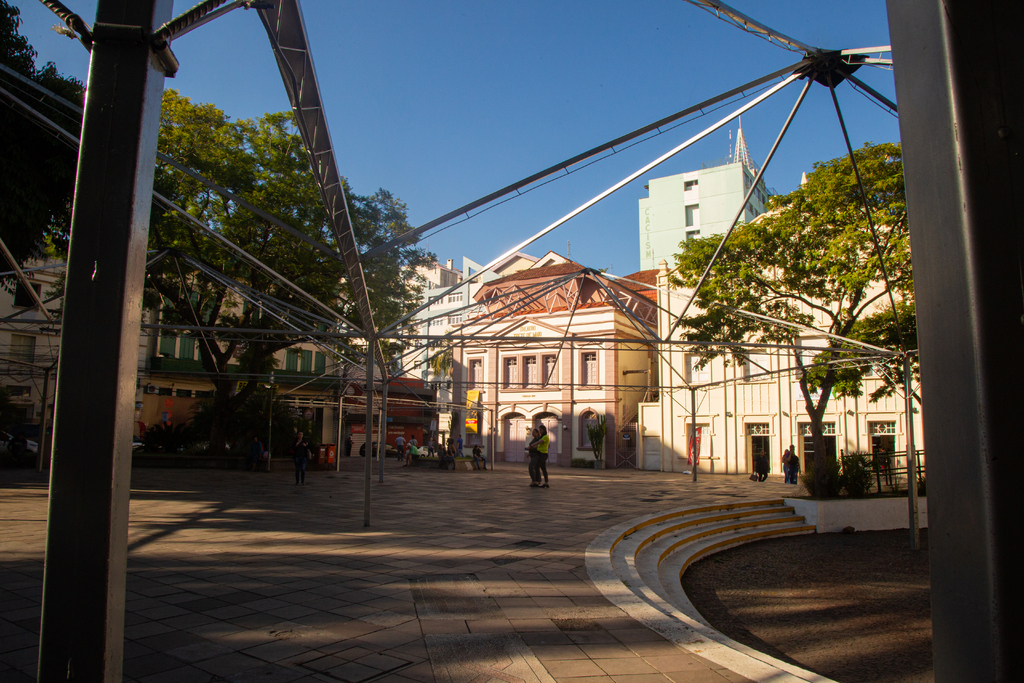 Começa a montagem da estrutura da 50ª Feira do Livro na Praça Saldanha Marinho