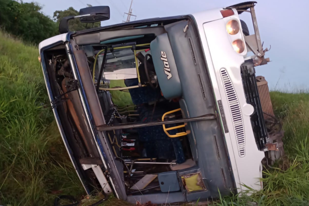 Ônibus tomba em Tubarão e deixa nove feridos