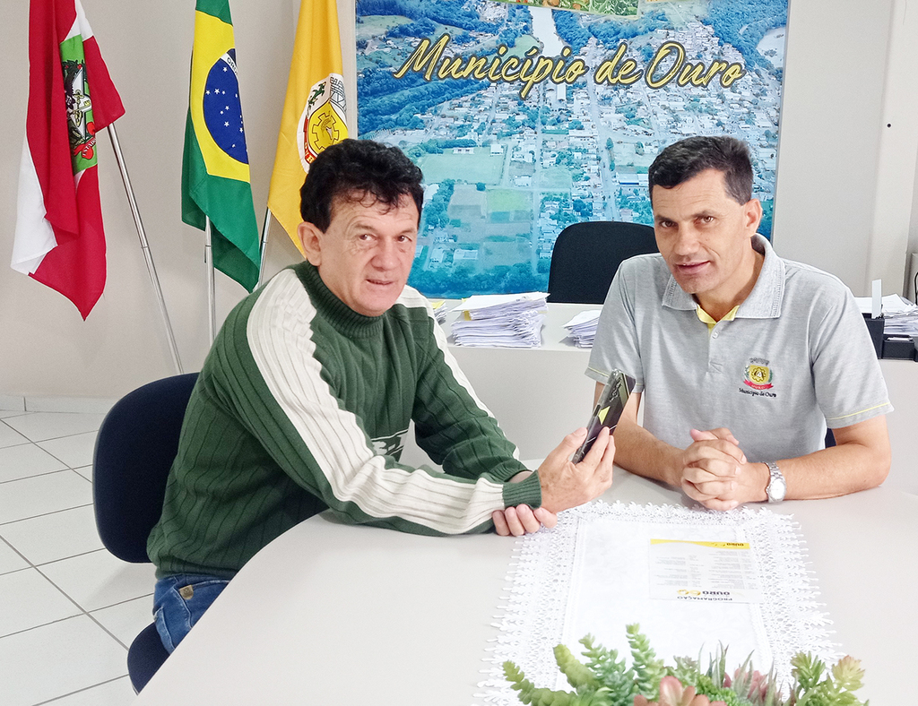  - Foto legenda: Aldo Azevedo o jornalista de formação entrevistando o Prefeito do município de Ouro, o Dire. O TEMPO jornal de fato nas plataformas impressa e online.