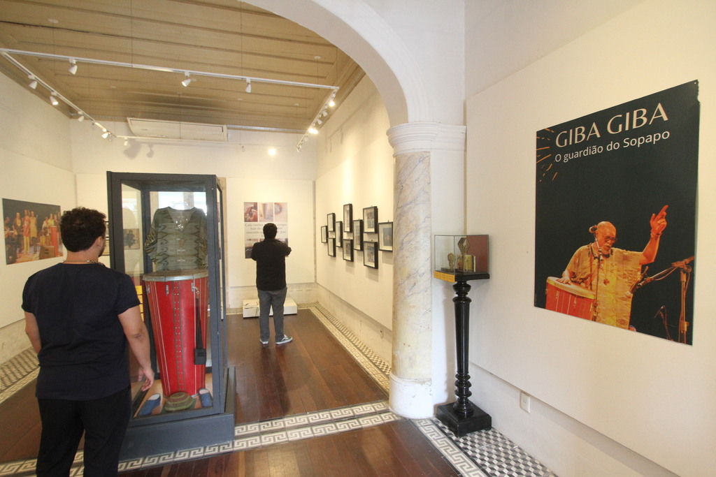 Exposição celebra o legado do músico pelotense Giba Giba