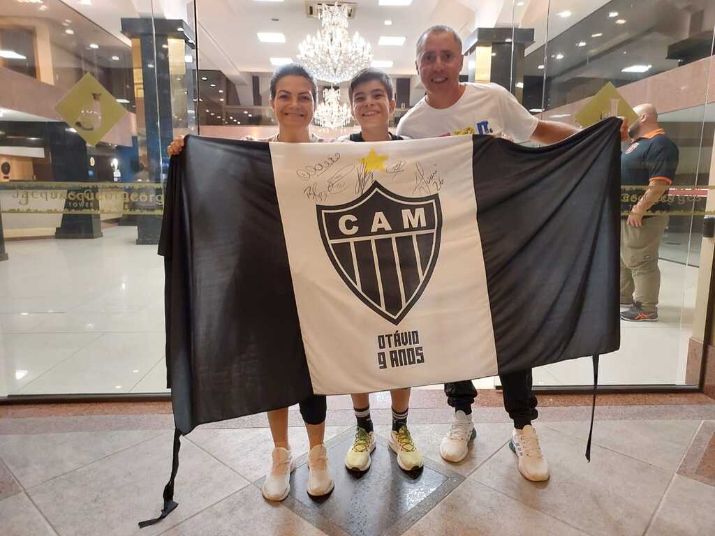 Foto: Gustavo Pereira - Jovem levou a bandeira com seu nome e os anos que torce pela equipe de Belo Horizonte
