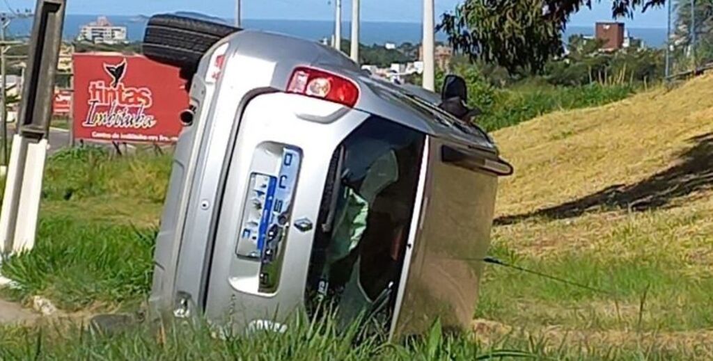 Homem capota carro em Imbituba