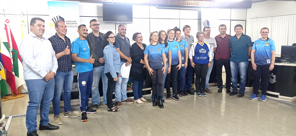 Aldo Azevedo - Foto legenda: Vereadores, jogadores e treinadores de bocha, com destaque para Lia Popp vice-campeã do 3° GP BRASIL Individual, em Foz do Iguaçu (PR). A canhotinha de Ouro do Brasil! Liamara Popp deu show de bocha e fez uma grande final ficando com o 2° Lugar no 3° GP BRASIL INDIVIDUAL Feminino.