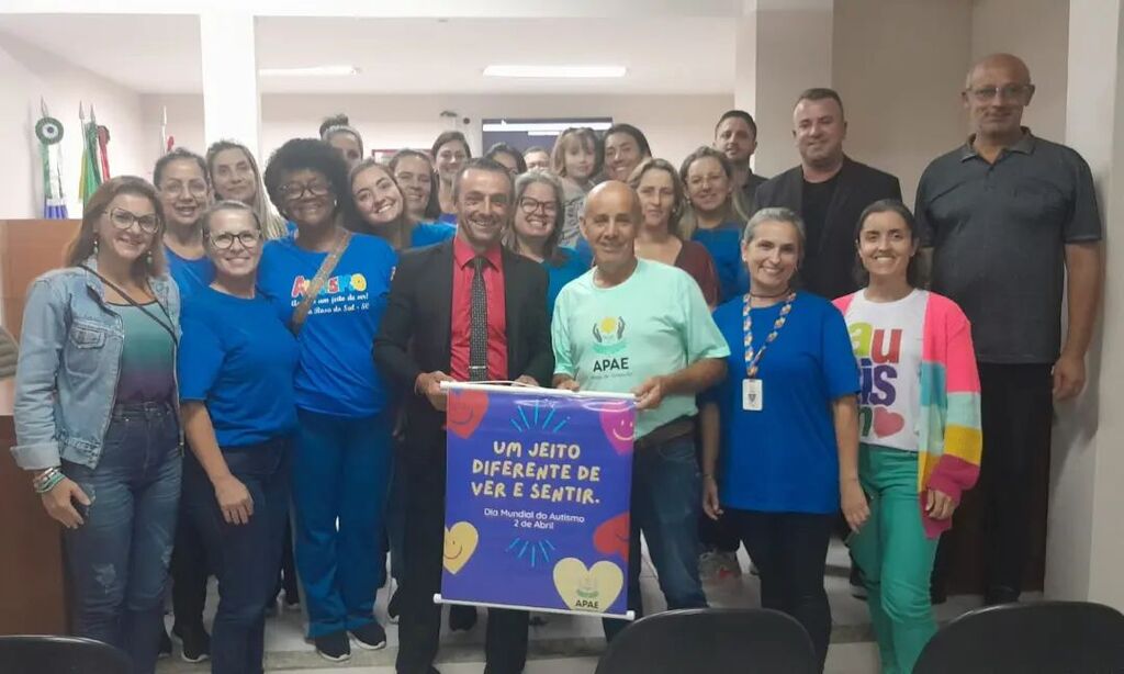 MÃE USA A TRIBUNA POPULAR DA CÂMARA DE PASSO DE TORRES PARA FALAR SOBRE O TRANSTORNO ASPECTRO AUTISTA