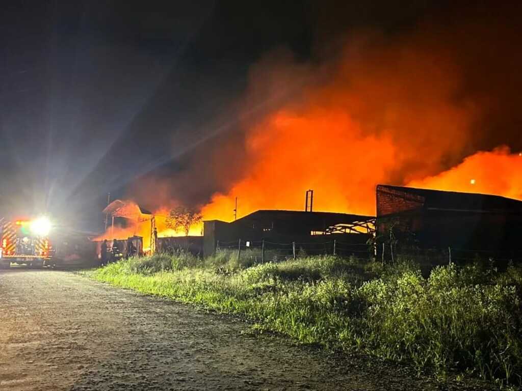 Incêndio de grandes proporções destrói depósito em Itapoá