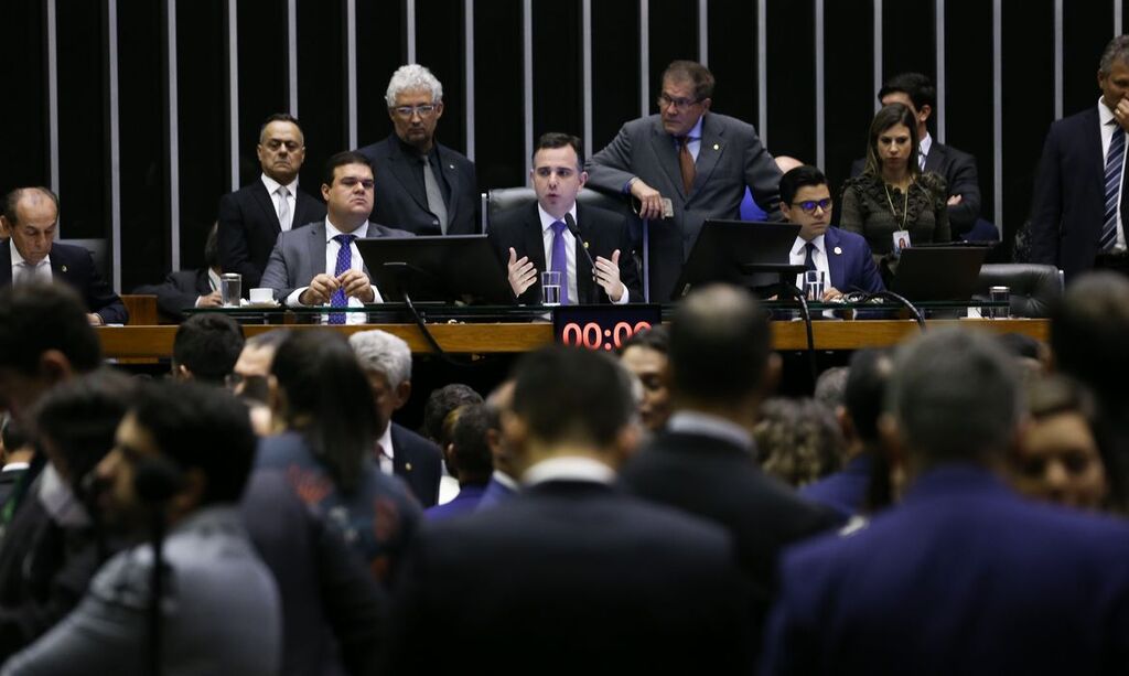  - Senador Rodrigo Pacheco, presidente do Congresso, leu ontem requerimento que instala a comissão parlamentar mista de inquérito.