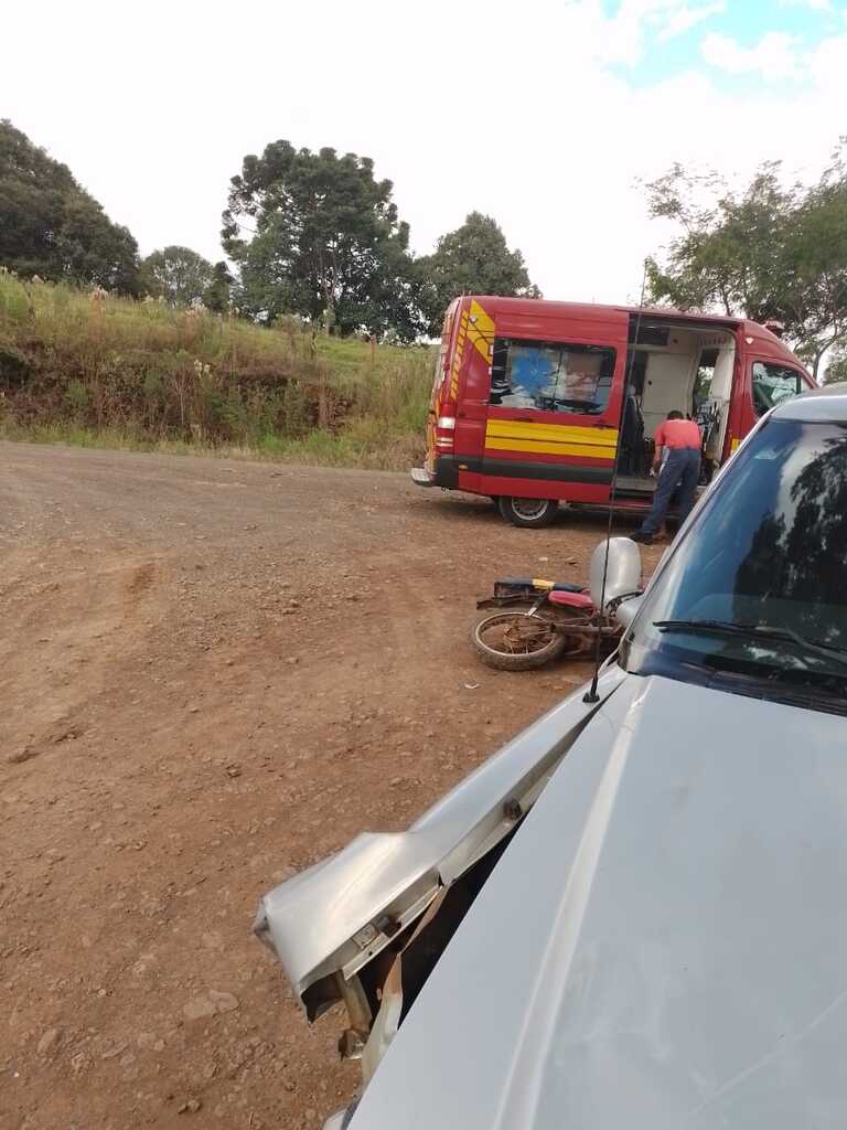 Motociclista fica ferido em colisão