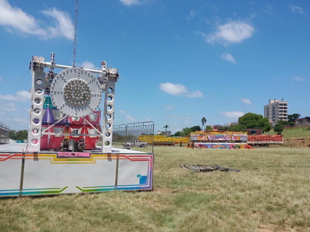 Novo parque de diversões começa a ser montado em Santa Maria