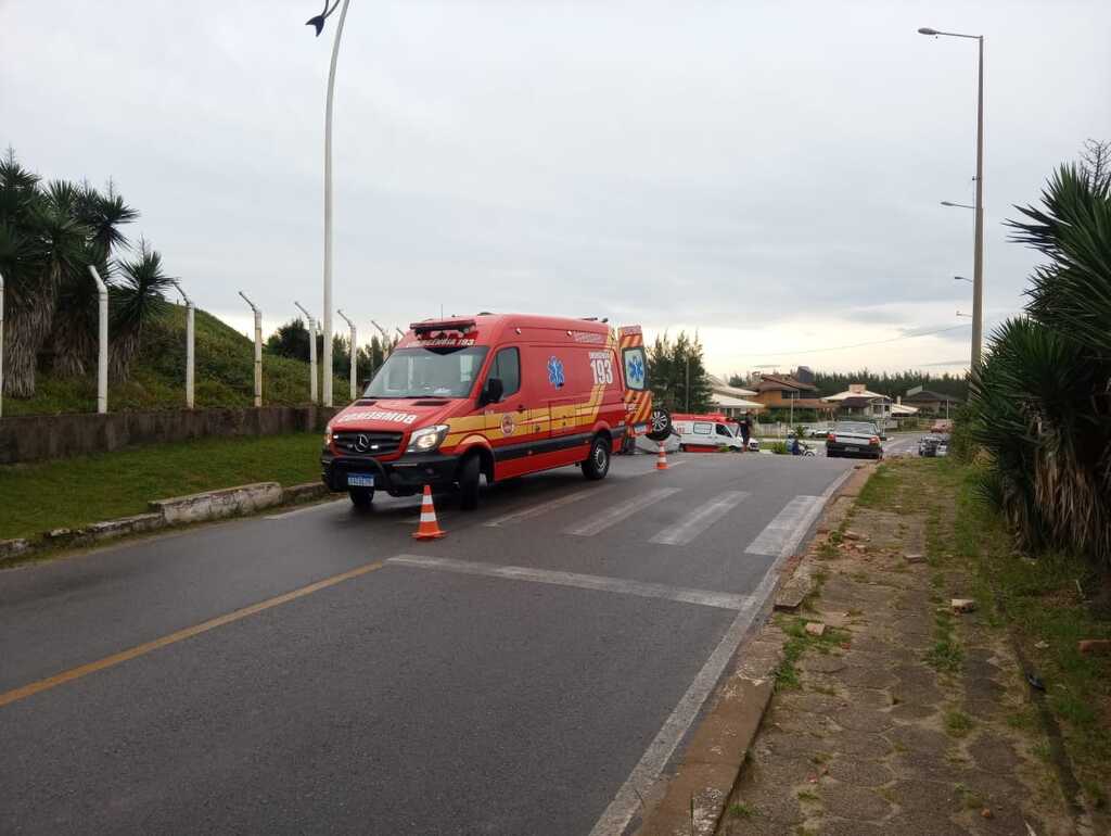 Acidente de trânsito causa capotamento e deixa pessoa ferida em Laguna