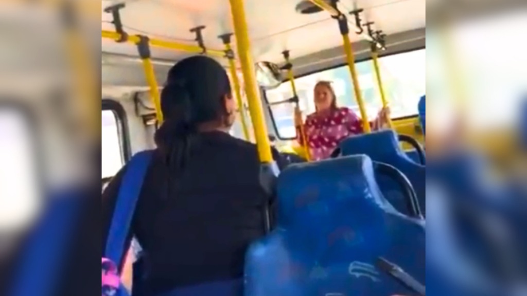 título imagem Mulher que gritou ofensas racistas dentro de ônibus em Santa Maria é investigada em dois inquéritos policiais