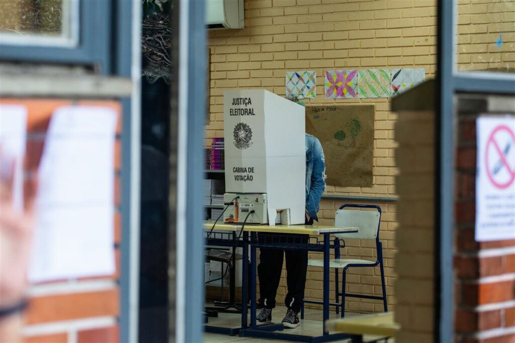 Candidatos ao Piratini e ao Planalto votam nesta manhã de segundo turno