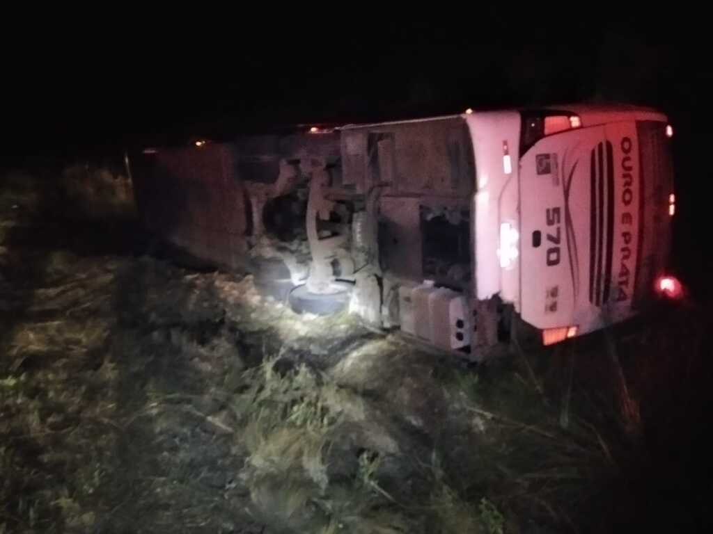 Ônibus com pacientes da Saúde capota na BR-153