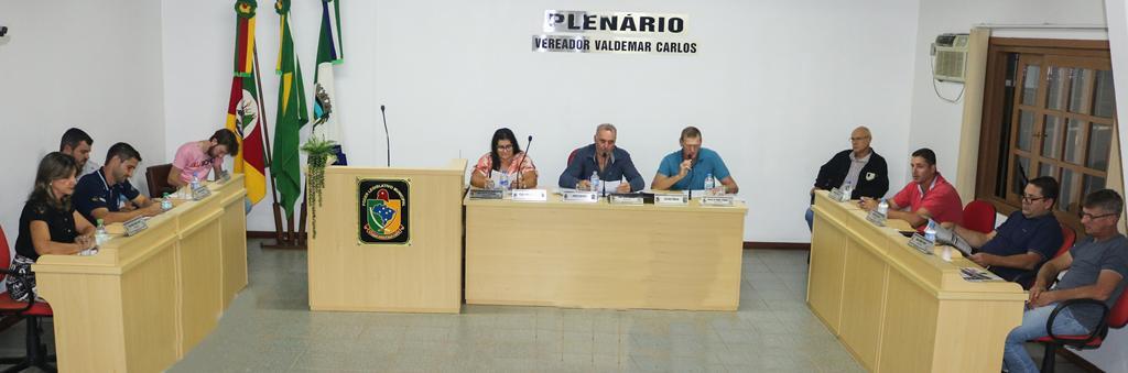 VEREADORES SOLICITAM TROCA DE LÂMPADAS 
QUEIMADAS NO MUNICÍPIO DE MORRINHOS DO SUL