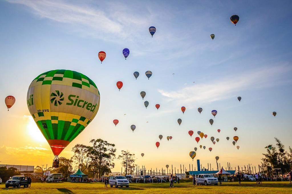 BALÕES COLOREM O CÉU NO FESTIVAL DE BALONISMO DE TORRES