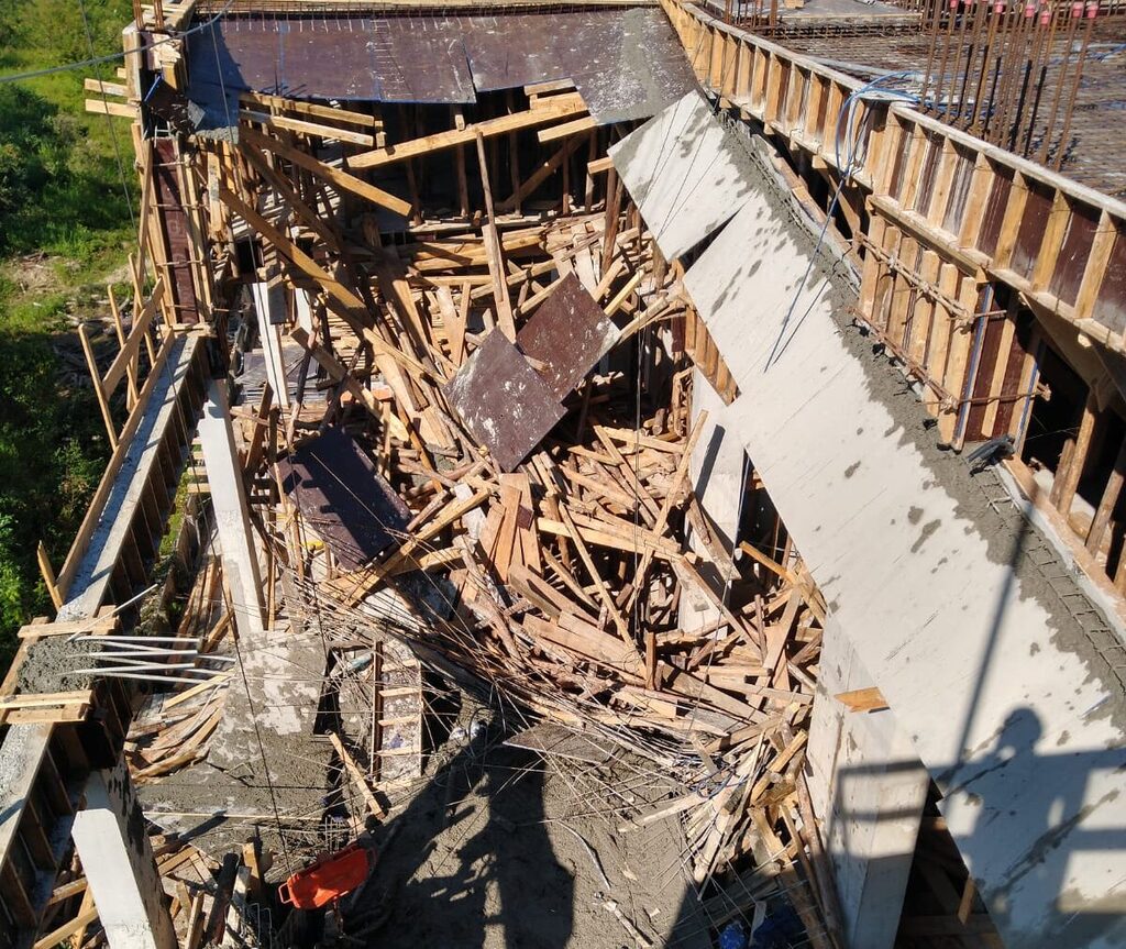 Laje de edifício em construção despenca e deixa 7 feridos em Itapema