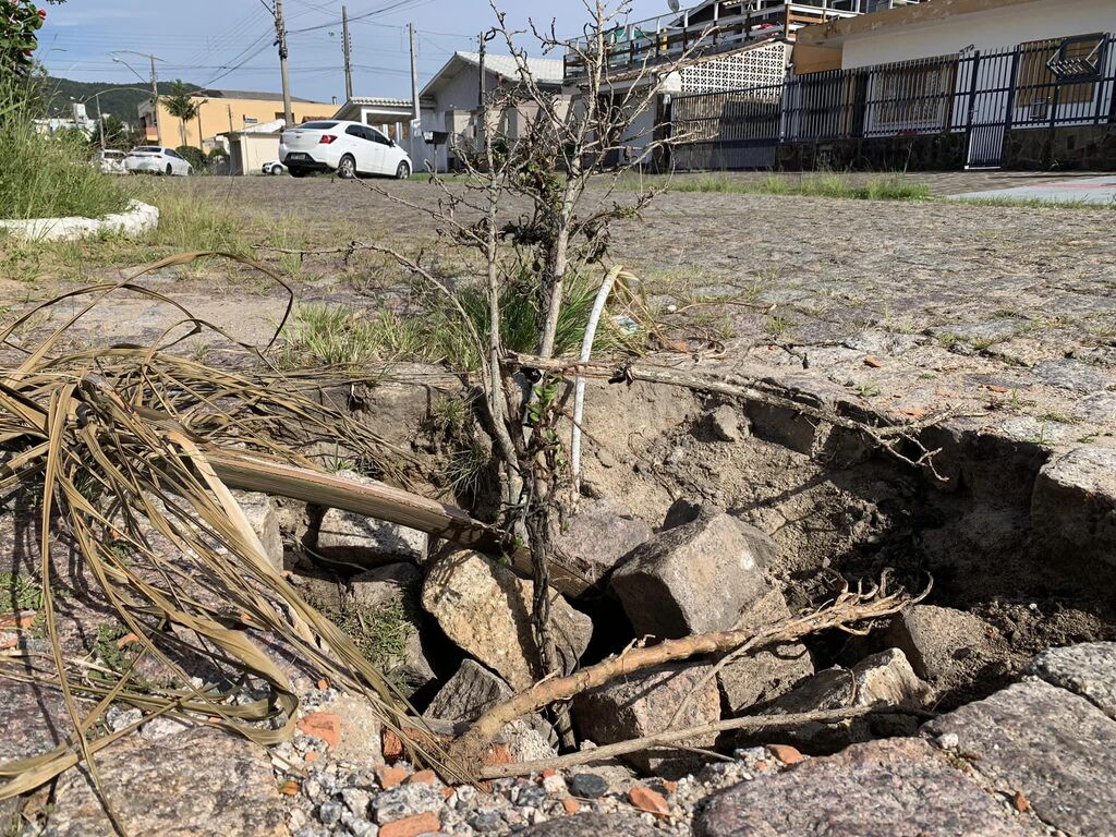 Buraco na Av. Santa Catarina completa um mês e permanece sem solução