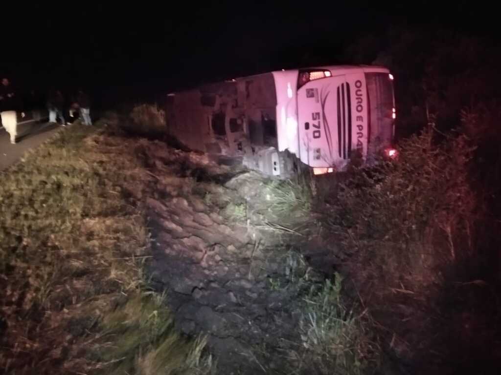 Ônibus da Ouro e Prata tomba e passageira é hospitalizada