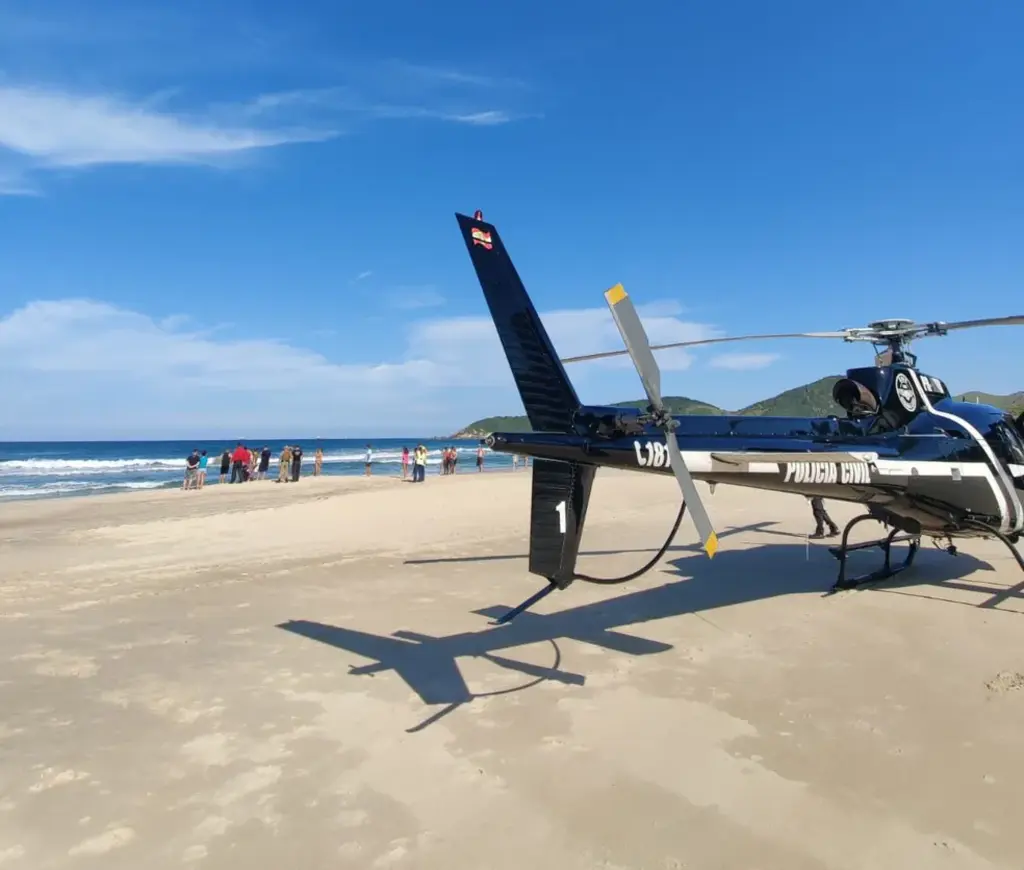  - Helicóptero da Polícia Civil de SC em atendimento a afogamento de turista de Curitiba — Foto: Polícia Civil/Divulgação