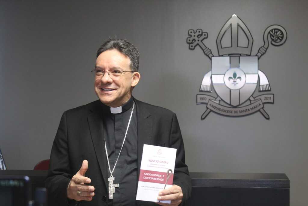 Foto: Ascom Arquidiocese de Santa Maria - Dom Leomar Antônio Brustolin fez a entrega da Carta Pastoral aos presentes na coletiva de imprensa