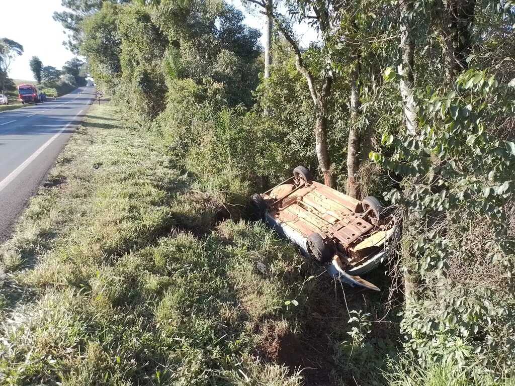 Acidente deixa duas pessoas feridas