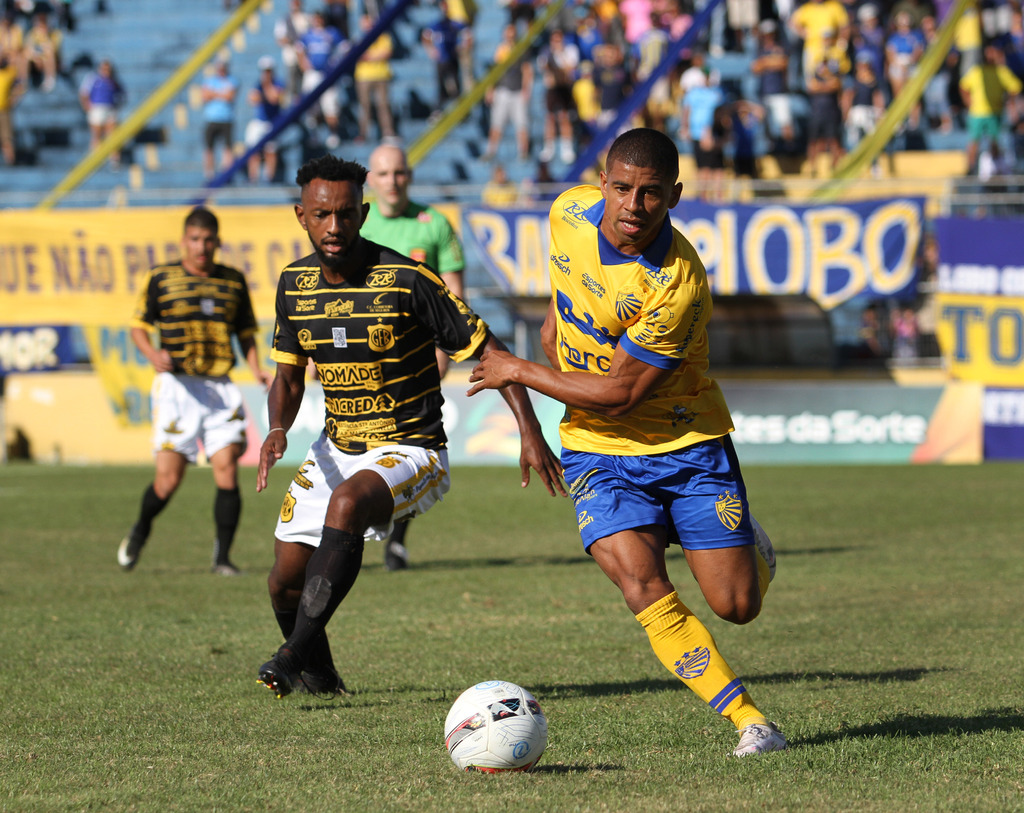 Foto: Carlos Queiroz - DP - Áureo-Cerúleo, que teve Taiberson (foto) como titular pela primeira vez e vestindo a camisa 10, sofreu gol de Jean Roberto no segundo tempo