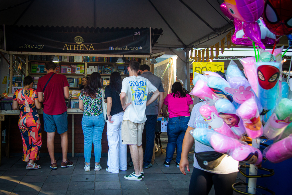 Primeiro fim de semana da 50ª Feira do Livro foi de calor e grande público na Praça Saldanha Marinho