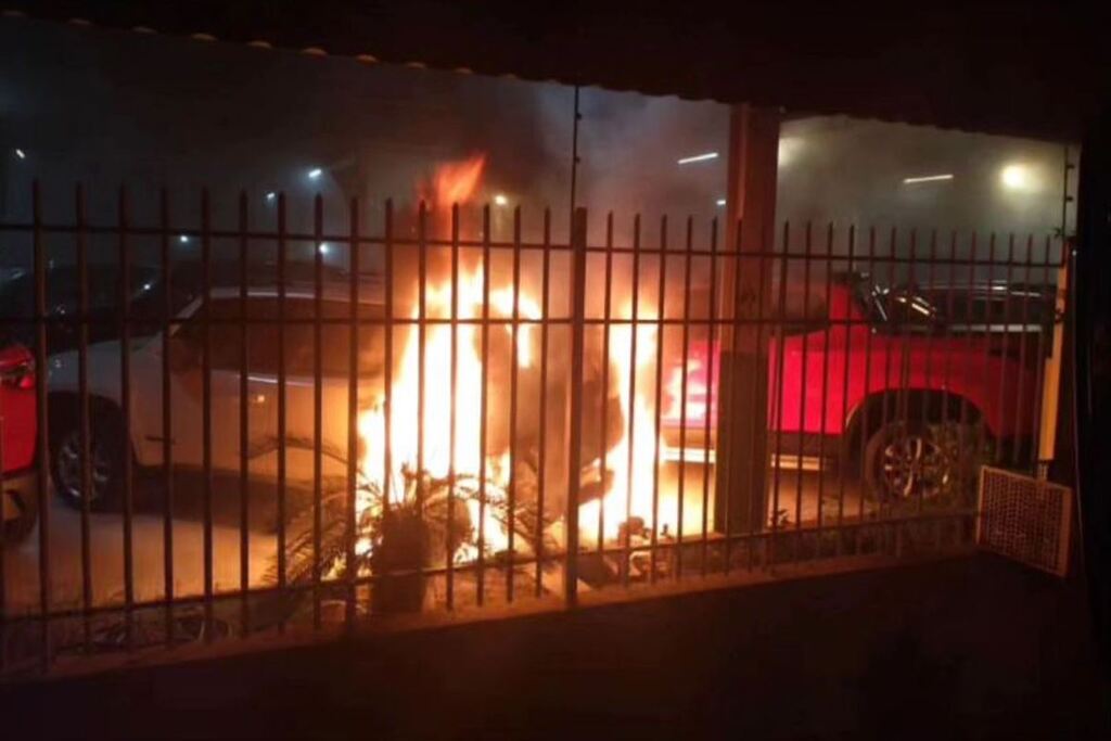 Veículo pega fogo no interior de revenda em Santa Maria