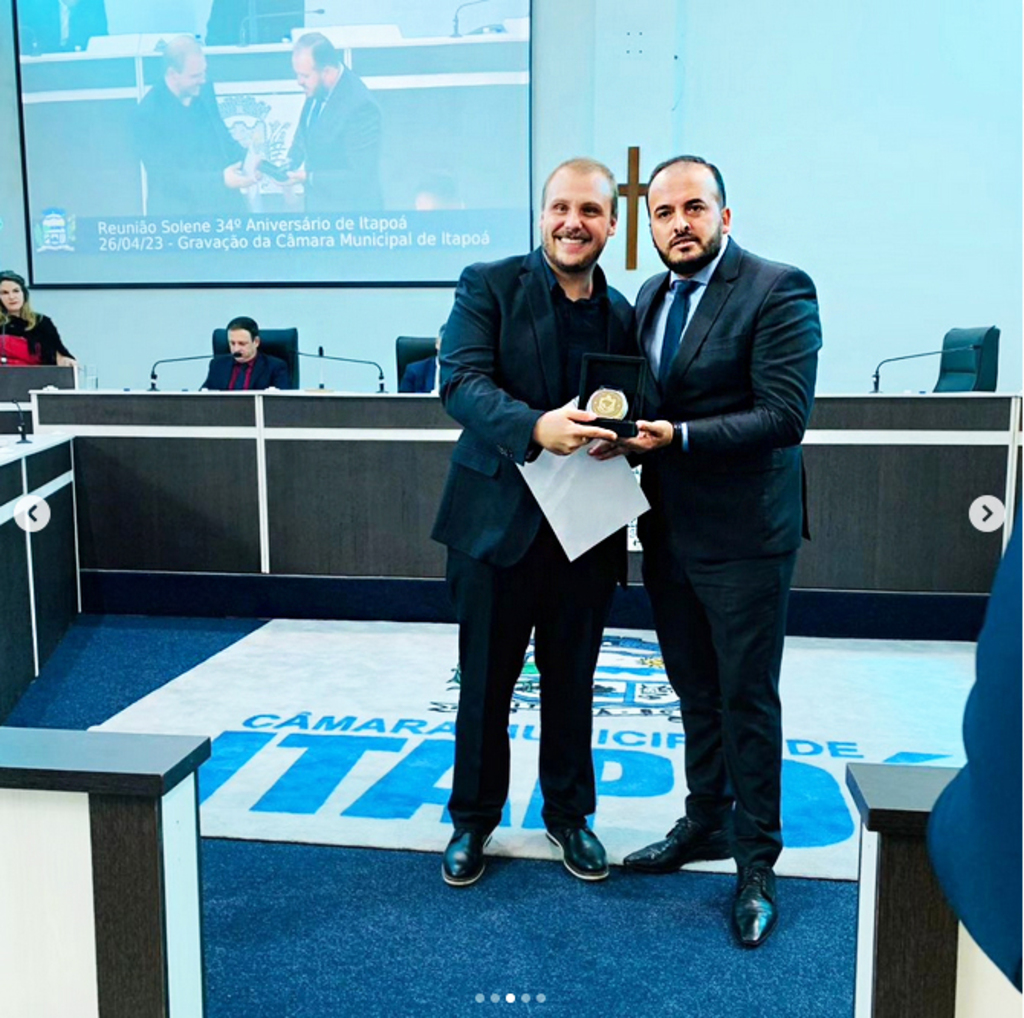  - Foto legenda: O homenageado pela Câmara Municipal e pelo povo itapoaense Antonio PizzamiglioNeto, sendo o propositor da Moção de Honra ao Mérito o vereador João Marcio Faligurski.