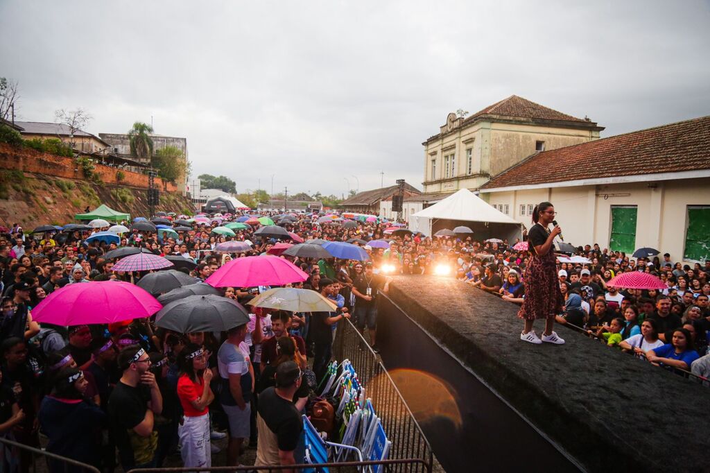 Mesmo com chuva, 23ª edição da Marcha Para Jesus reuniu milhares de fiéis na Gare