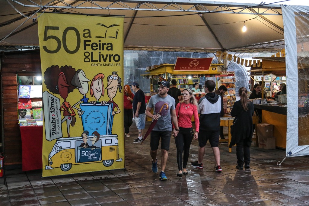 Chuva e discussões sobre literatura na internet e racismo marcam o quarto dia da Feira do Livro de Santa Maria