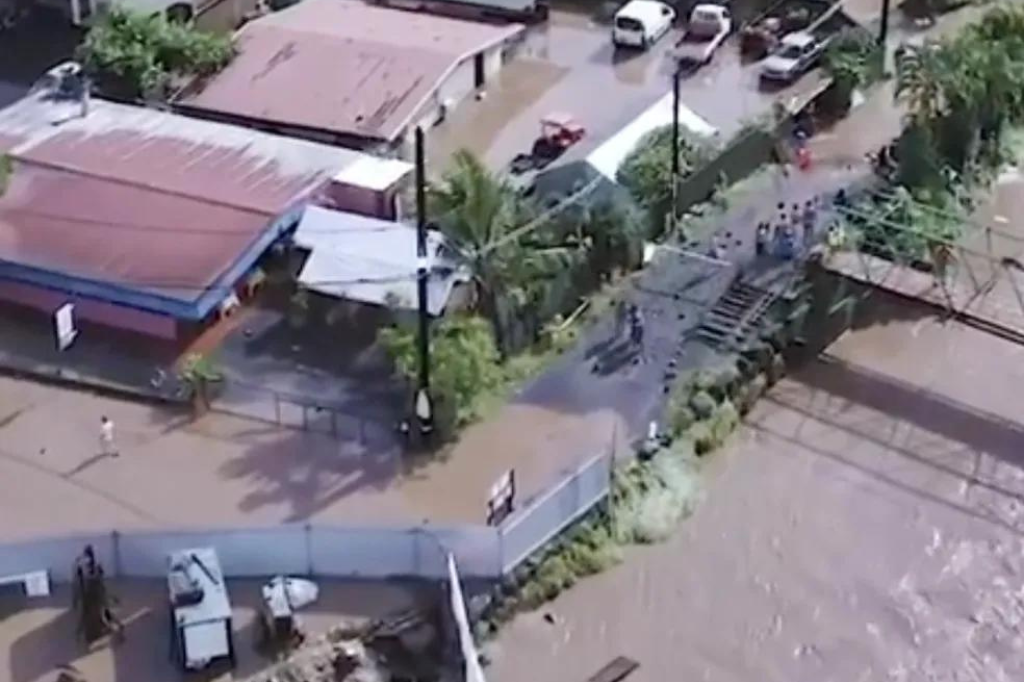  - Vila de Teahupoo inundada por chuvas torrenciais — Foto: Reprodução Instagram