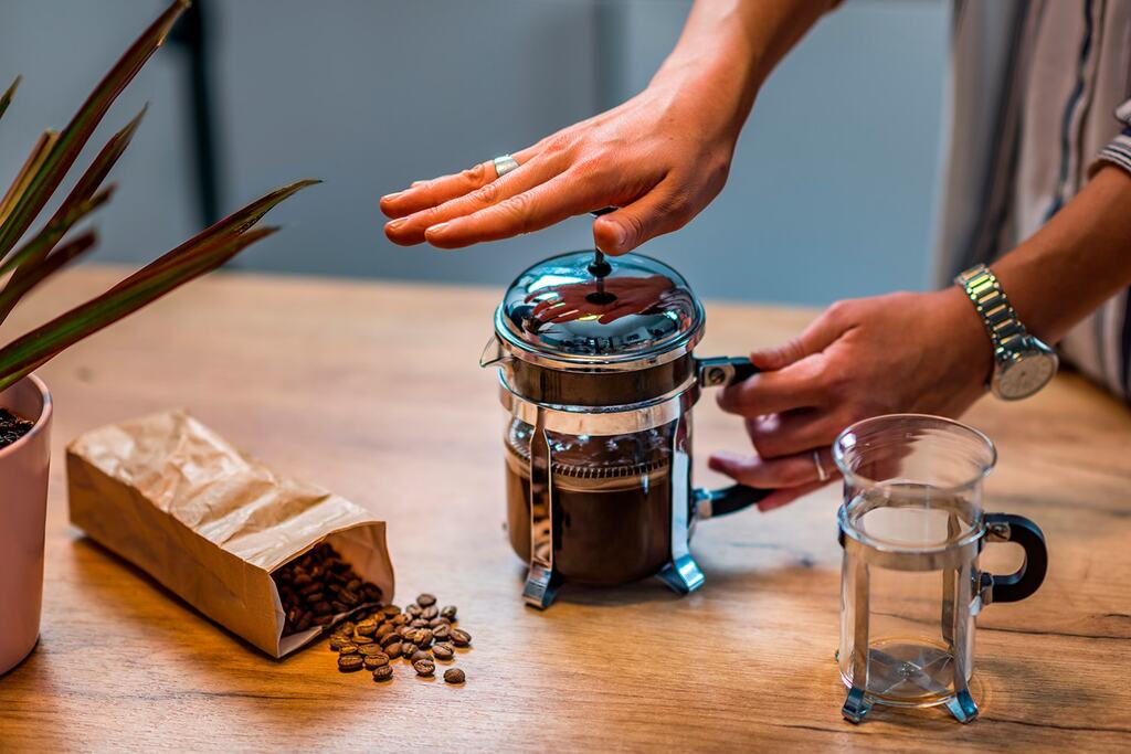 Cafeteiras práticas e charmosas para ter em casa