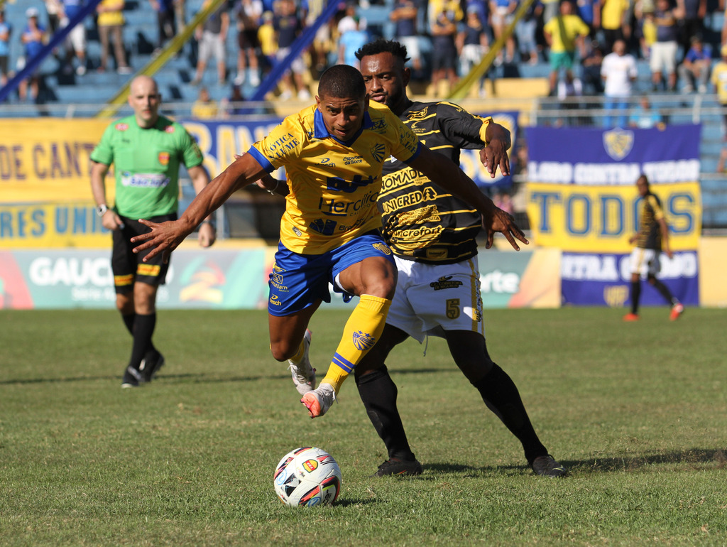 Foto: Carlos Queiroz - DP - Diante do Jalde-Negro, jogador foi titular pela primeira vez