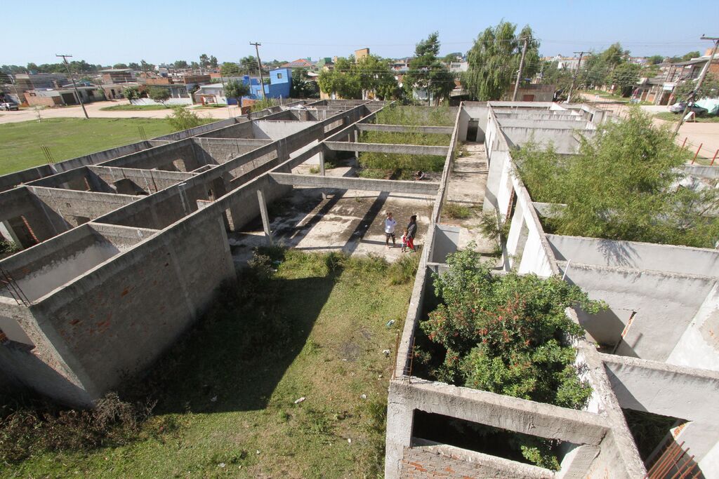 Foto: Jô Folha - DP - Espaço localizado no loteamento Vasco Pires foi tomado por vegetação e é utilizado como esconderijo