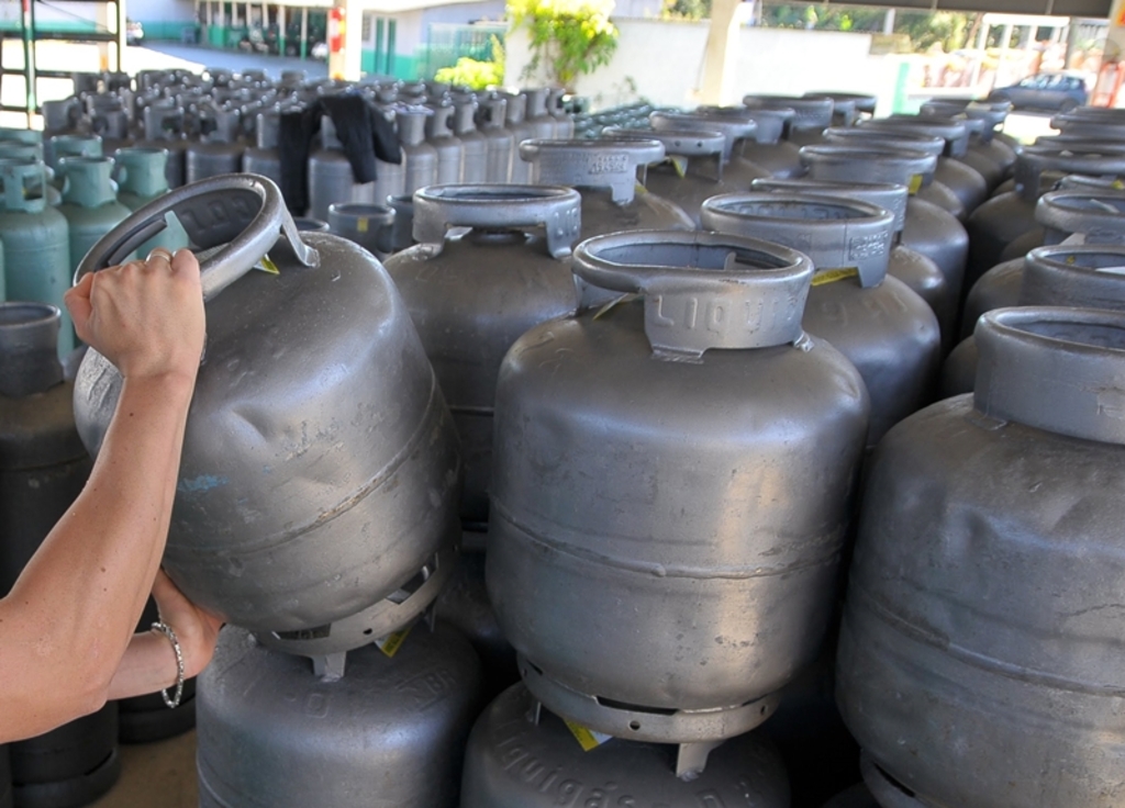 Gás de cozinha fica mais barato com mudança no modelo de tributação