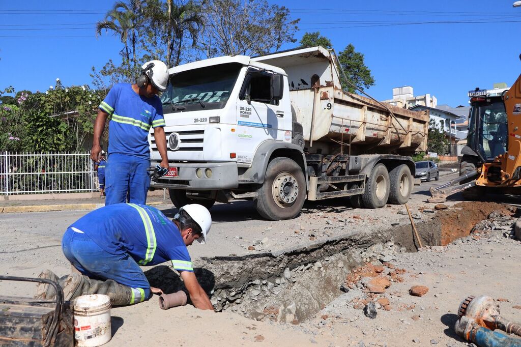 Novas redes de água e equipamento para detectar baixa pressão são instalados no Floresta e Anita Garibaldi