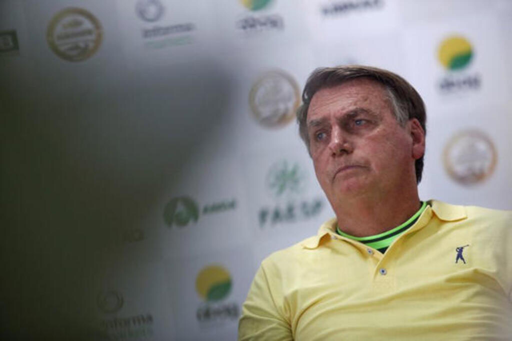 PF cumpre busca e apreensão na casa de Bolsonaro em operação sobre dados falsos de vacinação.