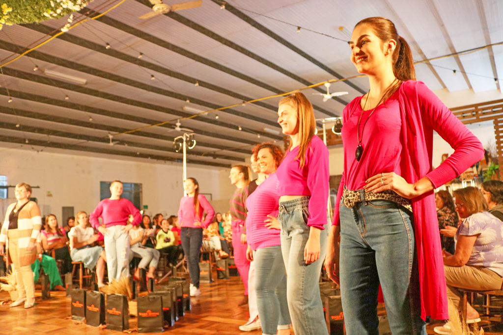 Loja Toque Sensual realiza desfile de moda