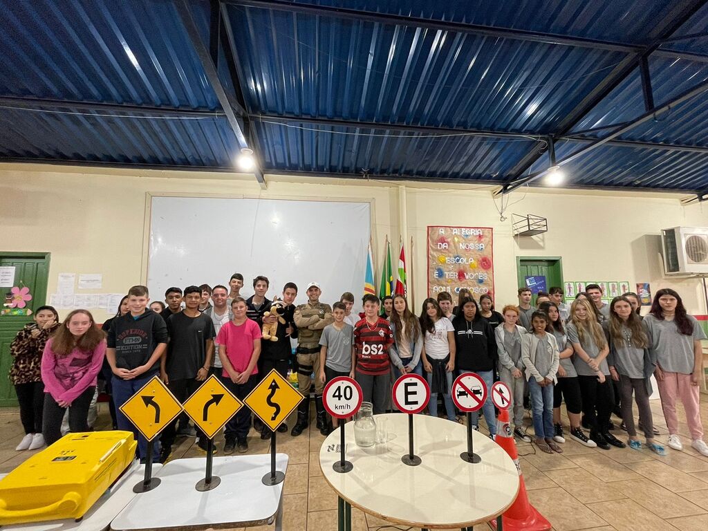 Polícia Militar Rodoviária realiza palestra em escola