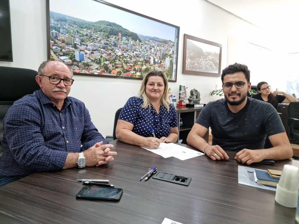 Creches do município receberão balanços adaptados para crianças com necessidades especiais