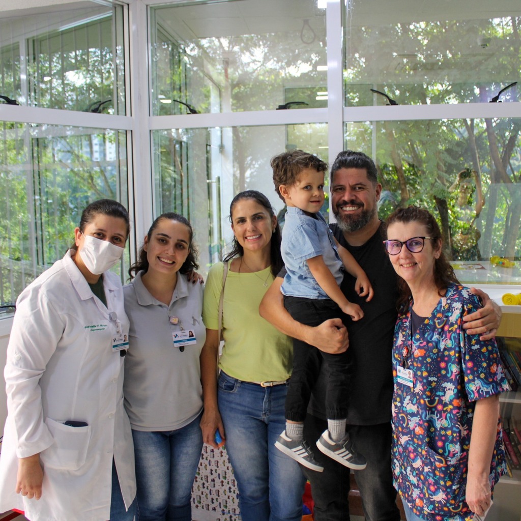 Davi emociona equipe do Hospital Santo Antônio ao voltar para visita e expressar gratidão