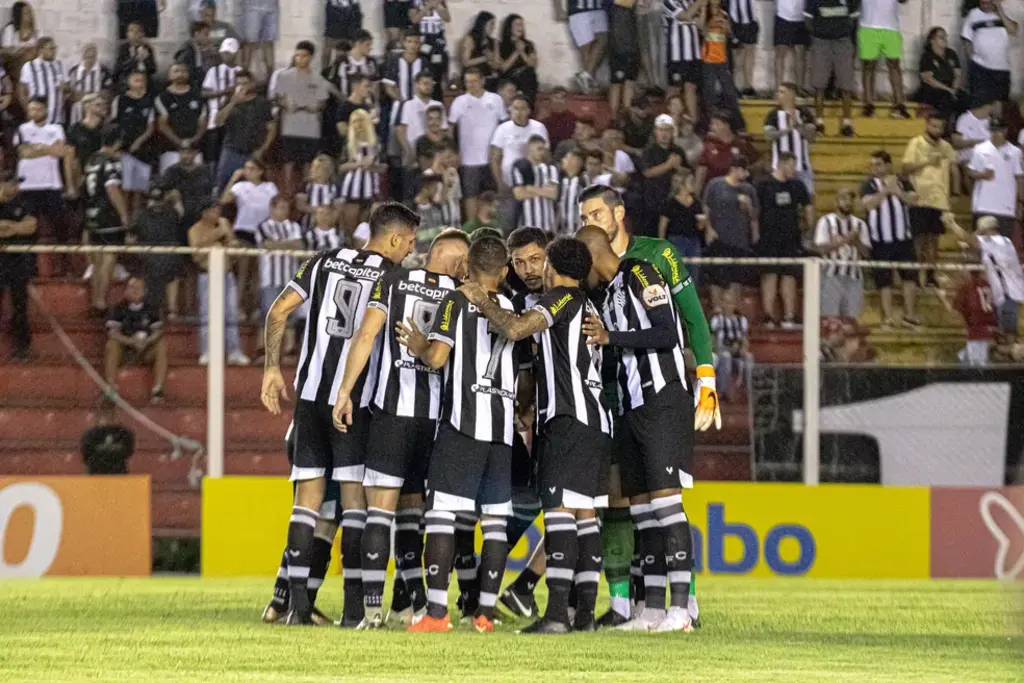  - Figueirense em jogo contra o Hercílio Luz, no estádio Aníbal Costa — Foto: Patrick Floriani/FFC