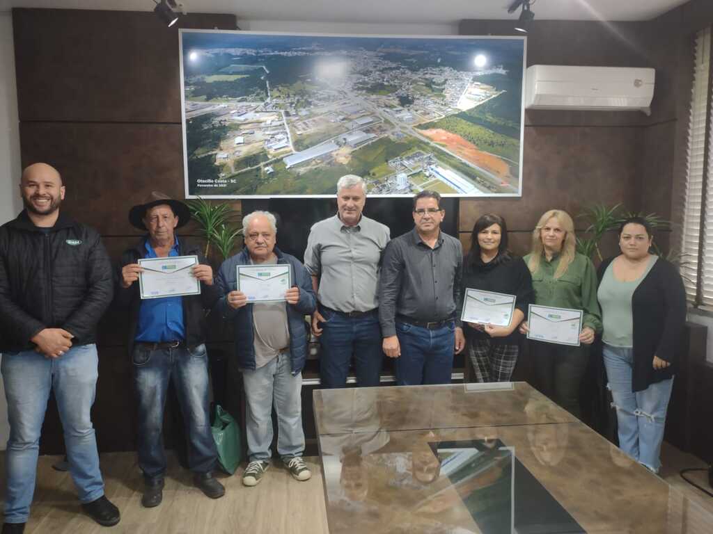 Prefeito e vice entregam certificados para aposentados da Prefeitura