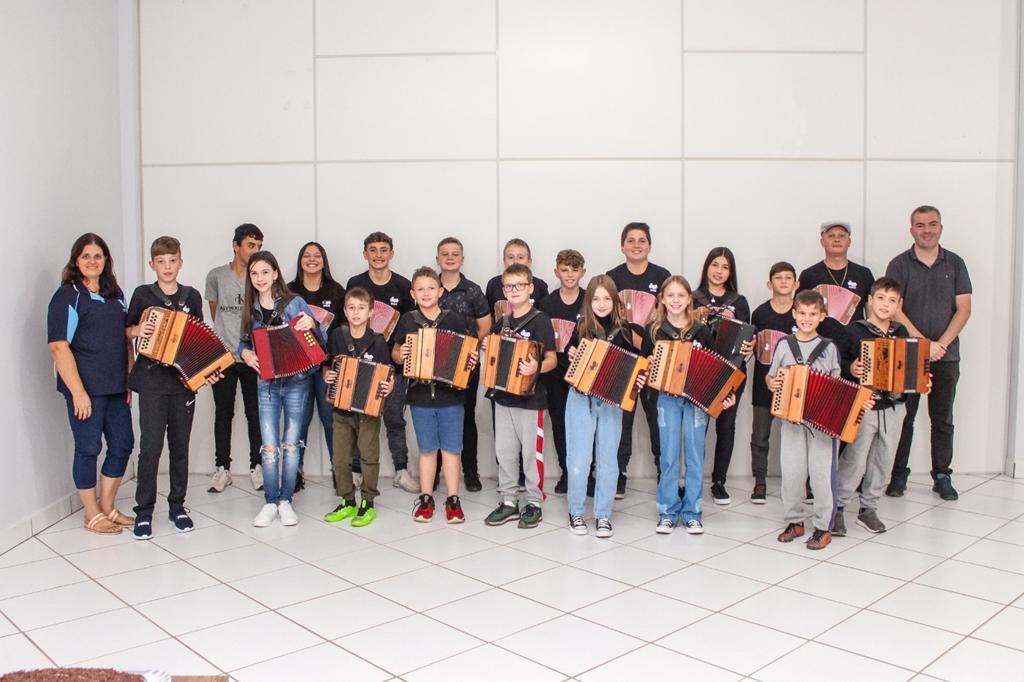 FÁBRICA DE GAITEIROS CELEBRA O DIA MUNDIAL DO ACORDEON EM MORRINHOS DO SUL