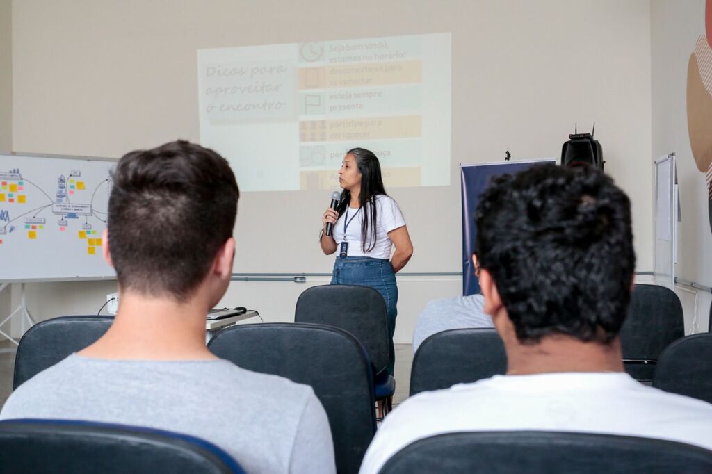 Secretaria de Desenvolvimento Econômico e Inovação recebe alunos para debater sobre empreendedorismo