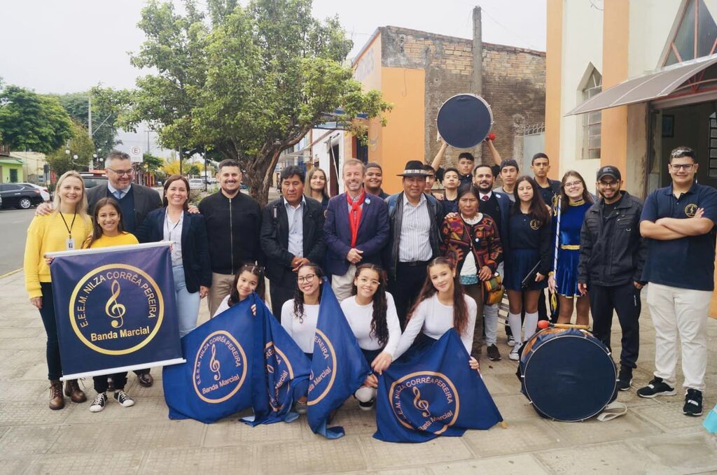 Divulgação 10ª CRE - A recepção da comitiva aconteceu no Largo da Aduna Brasileira, com apresentação artística da Banda Marcial da escola.