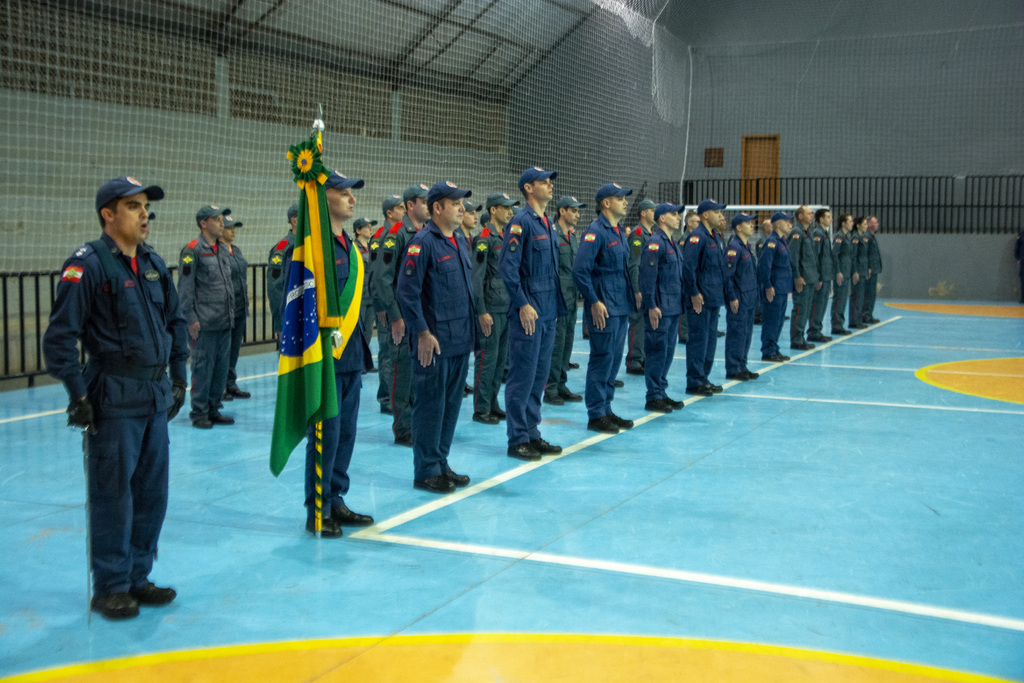 Bombeiros celebram formatura e promoções