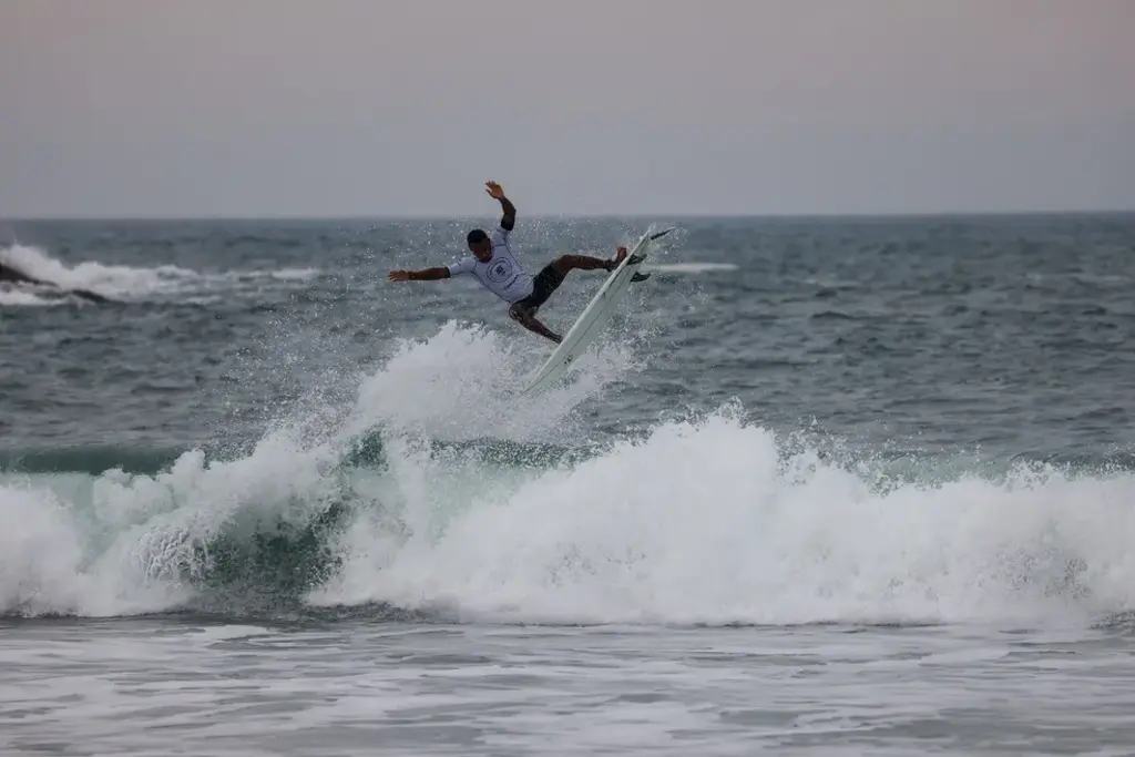  - José Francisco voando nas esquerdas da Praia da Ferrugem — Foto: WSL/Daniel Smorigo