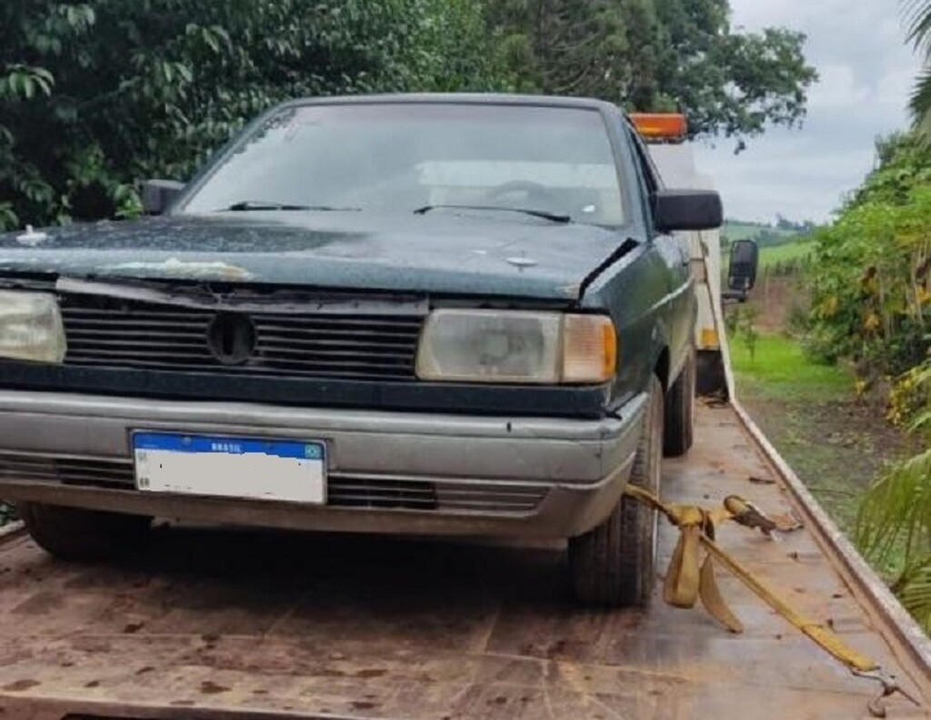 Carro é encontrado em propriedade rural