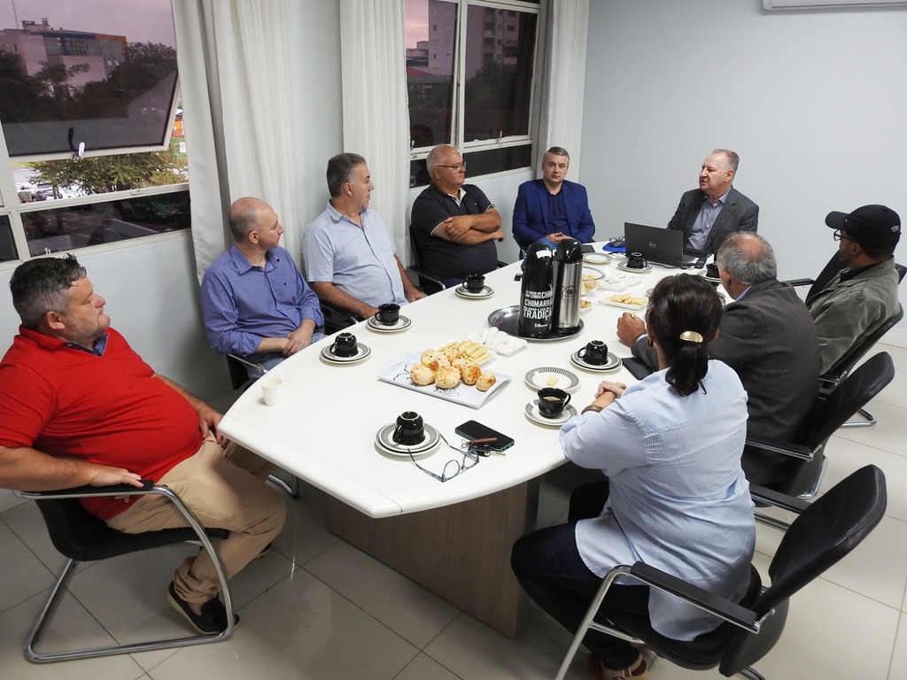 Prefeito e vice recebem vereadores para primeira reunião 
do Programa Gabinete Aberto